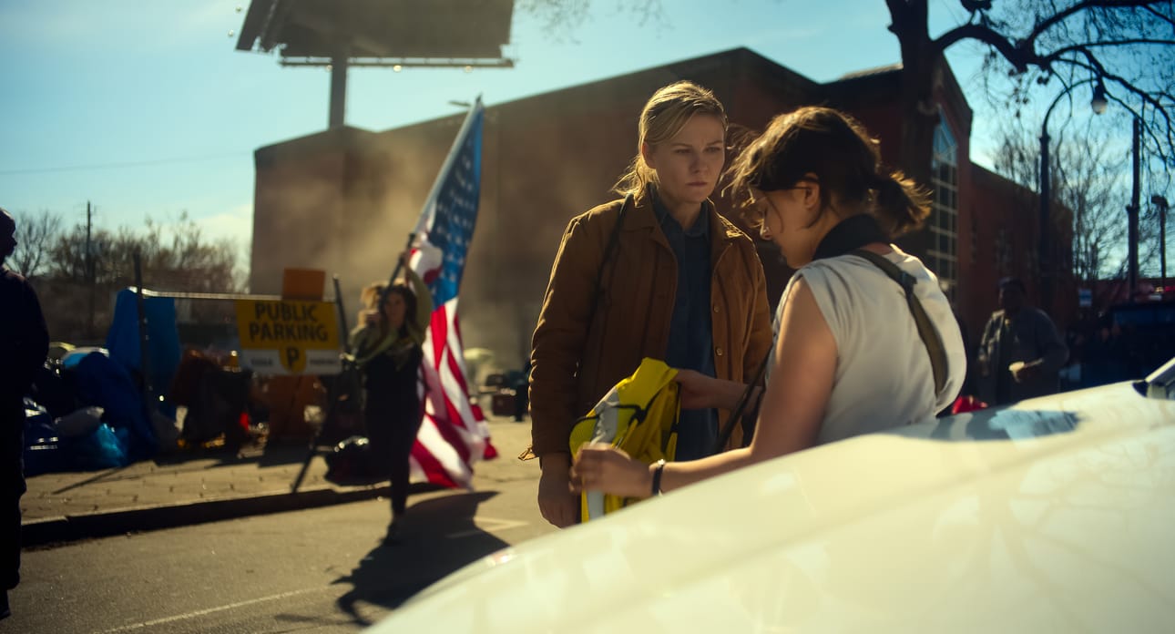 Kirsten Dunst ja Cailee Spaeny ovat keskeisissä rooleissa Alex Garlandin sisällissotajännärissä Civil War.