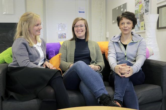 Sanna Aspholm, Irene Bäckman ja Heli Näreaho etsivät jatkuvasti uusia vapaaehtoisia kavereiksi eri kohderyhmille. Kaveritoimintaan lähteviltä vaaditaan vain avointa mieltä, luotettavuutta ja herkkyyttä olla ihmisten kanssa. Kuva: Katja Lahti