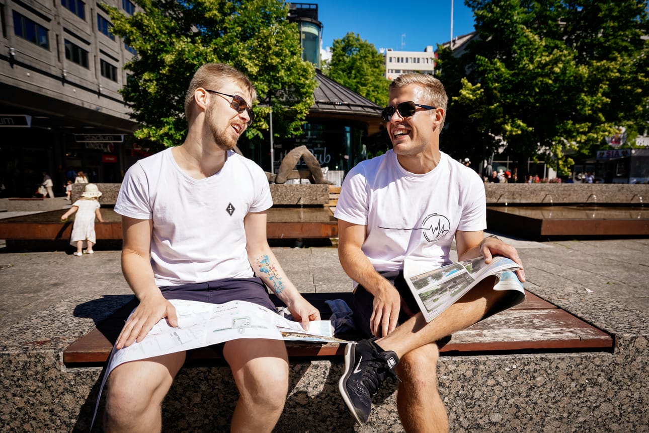 Sami Hiltunen ja Eemeli Saarikoski pohtivat eri finaalitöiden hyviä ja huonoja puolia. Vaikka torille kaivataan lisää istumapaikkoja, aurinkosohvat mietityttävät.