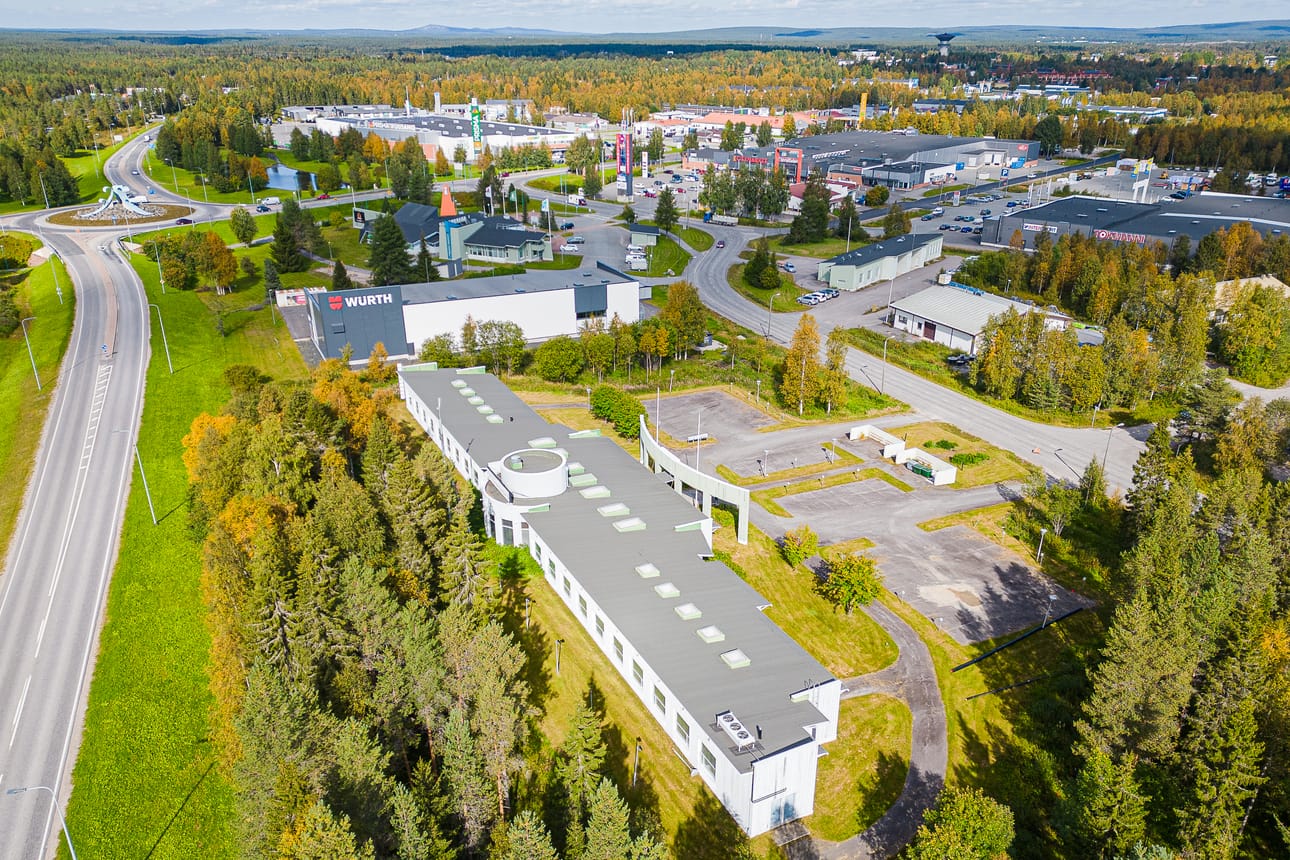 Yrityksen varaamien tonttien paikka on noin puoli kilometriä Prismasta (taustalla) ja Citymarketista (taustalla oikealla) Ouluntaipaleen toisella puolella eli kuvassa oikealle päin ydinkeskustan suuntaan.