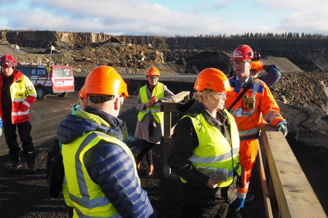 Hovioikeuden ensimmäinen kohde oli näköalapaikka Kuusilammen avolouhoksen luona. Terrafamen toimitusjohtaja Joni Lukkaroinen esitteli toimintaa. Hänen vieressään hovioikeuden laamanni Teija Unkila. Kuva: Pekka Agarth
