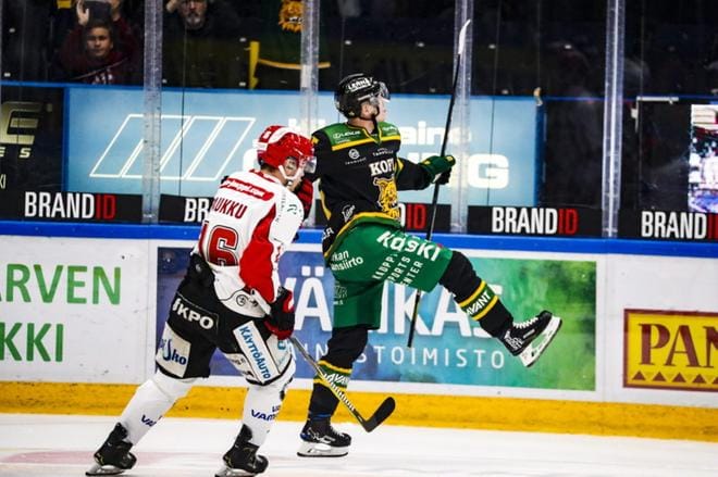 Sportin Jesse Paukku seurasi vierestä, kun Ilveksen Teemu Lepaus tuuletti tekemäänsä maalia.KUVA: MIKA KANERVA / LEHTIKUVA