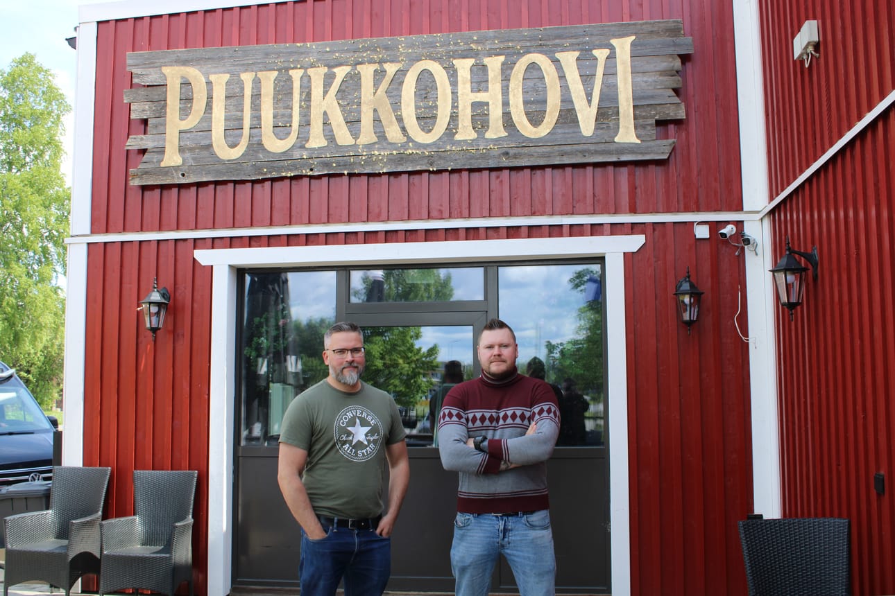 Mikko Jokiniva (vas.) ja Hannes Mäkipernaa sanovat puukkojättiläisen olevan yhteisöllisyyden näyte. Sitä rahoittamassa on ollut viitisentoista yksityistä henkilöä ja yritystä.