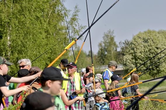 Lamminjärven rannalla Jalasjärven keskustan kupeessa riitti vipinää, vilskettä ja viuhuvia vapoja keskiviikkona. KUVAT: HEIKKI HAKANEN