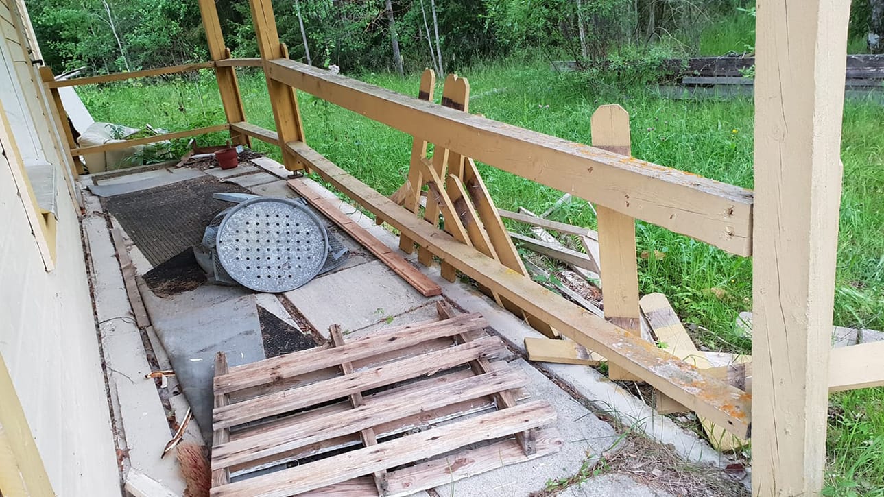 Petäjäskosken nuorisoseuran takaoven porraskaiteet on tuhottu. Silminnäkijöitä kaivataan tapauksen selvittämiseksi.