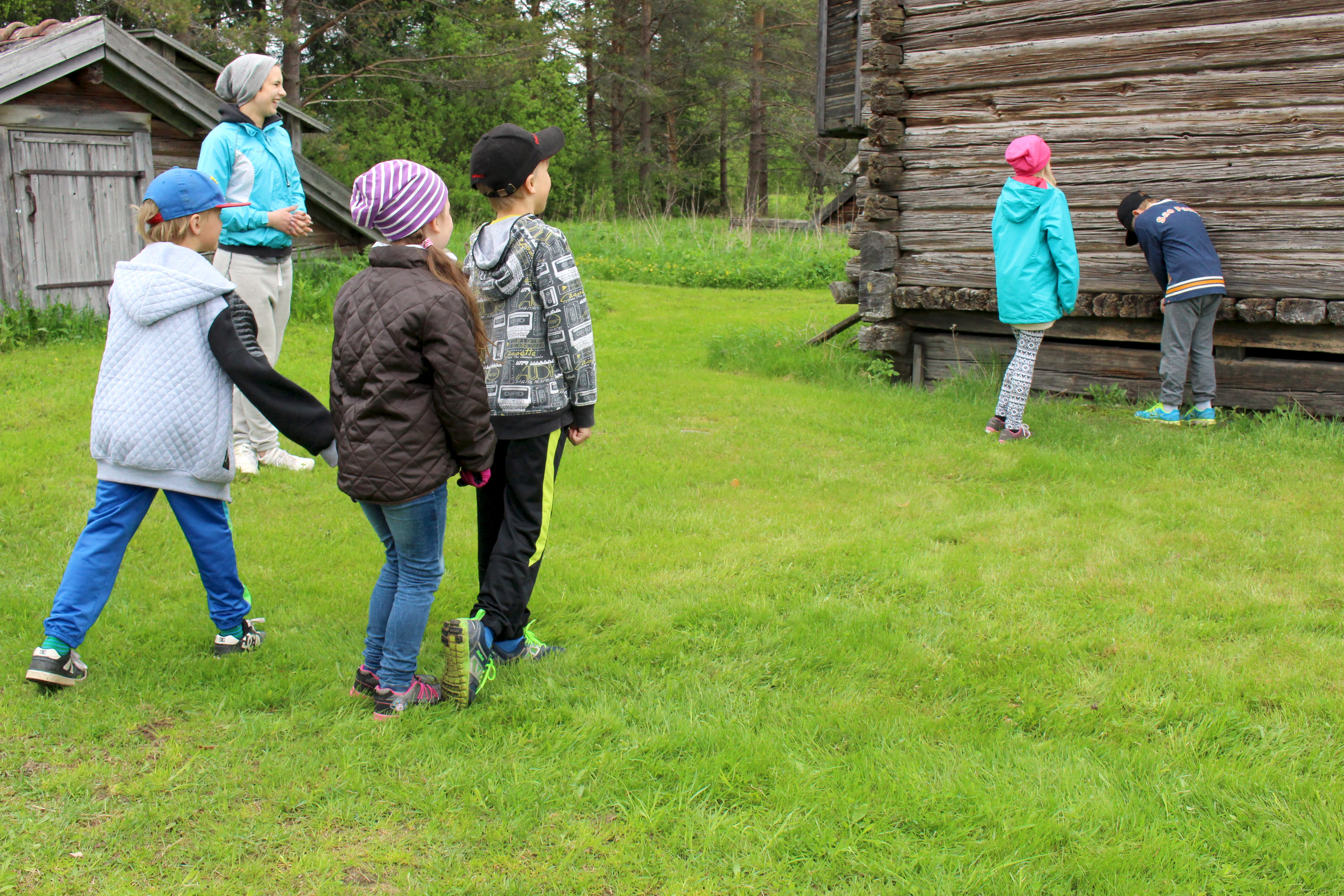 Perinneleikkinä lapsille opetettiin peili-leikkiä.