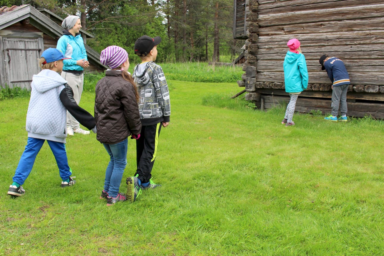 Perinneleikkinä lapsille opetettiin peili-leikkiä.