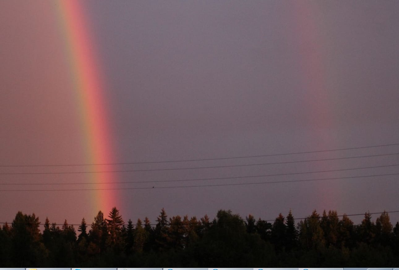 Lukija kuvasi sateenkaaret Kalimeenkylällä sunnuntai-iltana kello 23.45.