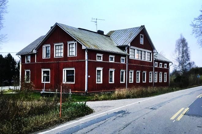 Sedun tietokonevarkaudesta syytetty kurikkalaisnuori vuokrasi kahden kaverinsa kanssa Kauhajoelta asunnon, joka oli heidän "tukikohtansa". Kurikantiellä sijaitsevasta asunnosta löytyi kotietsinnässä huumeita ja varastettuja tietokoneita. Kuva: Lukijan kuva