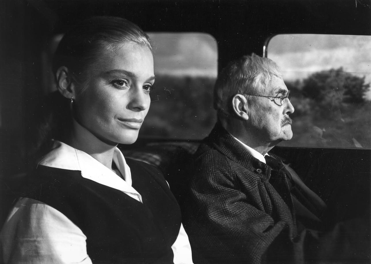 Vanha professori (Victor Sjöström) ja hänen miniänsä (Ingrid Thulin) automatkalla Lundiin mustavalkoisessa Mansikkapaikka-elokuvassa.
