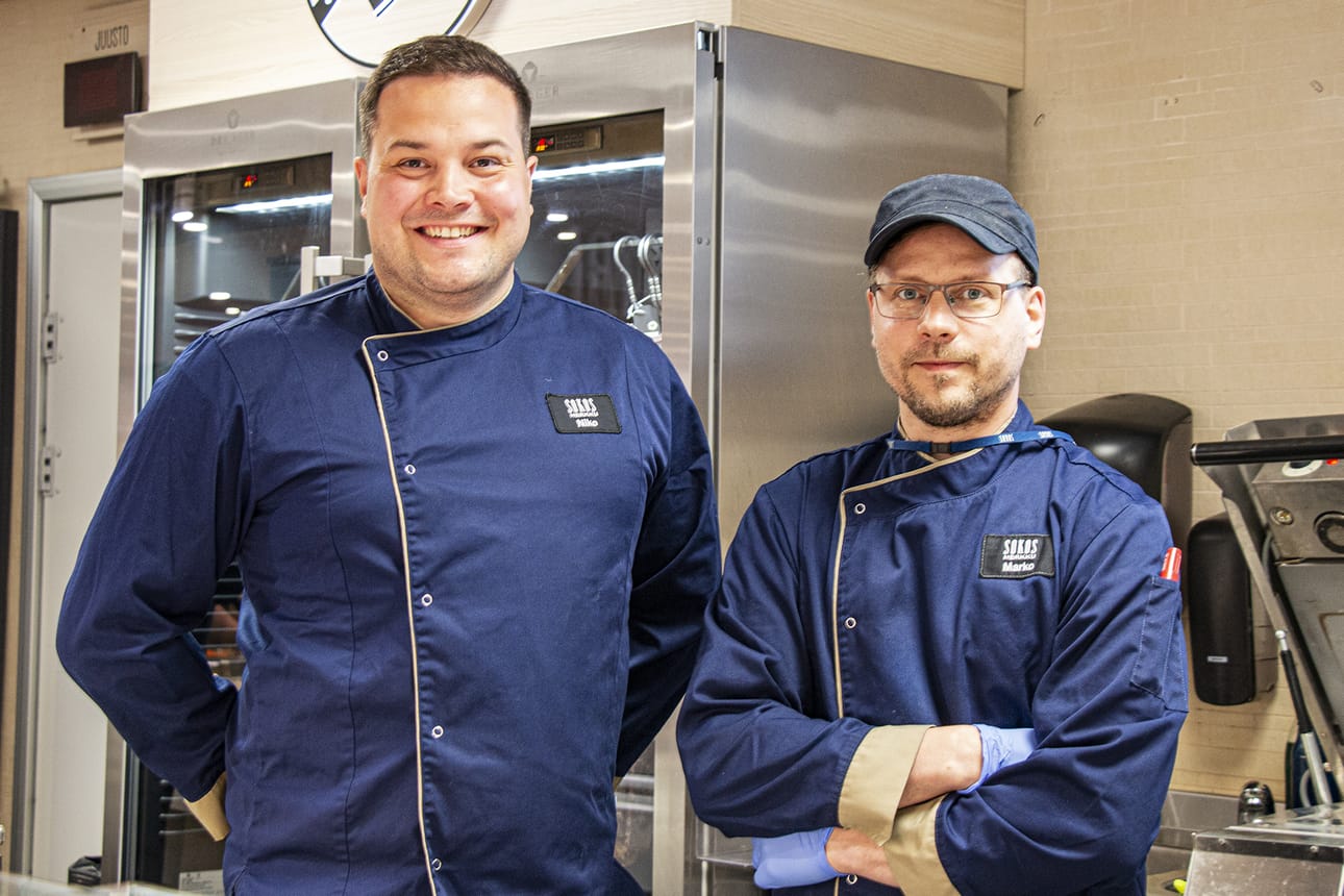 Sokos Herkun myymäläpäällikkö Niko Haapaniemi ja keittiömestari Marko Heino toivovat asiakkailtaan lisää palautetta ja kehitysehdotuksia. Ruokatorin tuotteita kehitetään paljon myös asiakastoiveiden perusteella.
