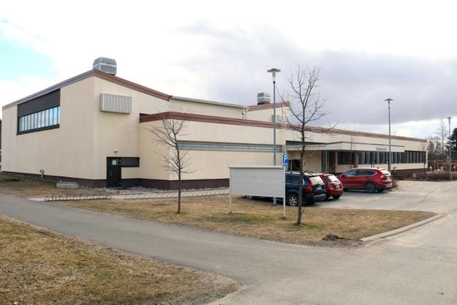 Esikoululaisten käyttöön on kaavailtu kolmea luokkaa siivessä, joka näkyy kuvassa oikealla. KUVA: ANU NAHKALA