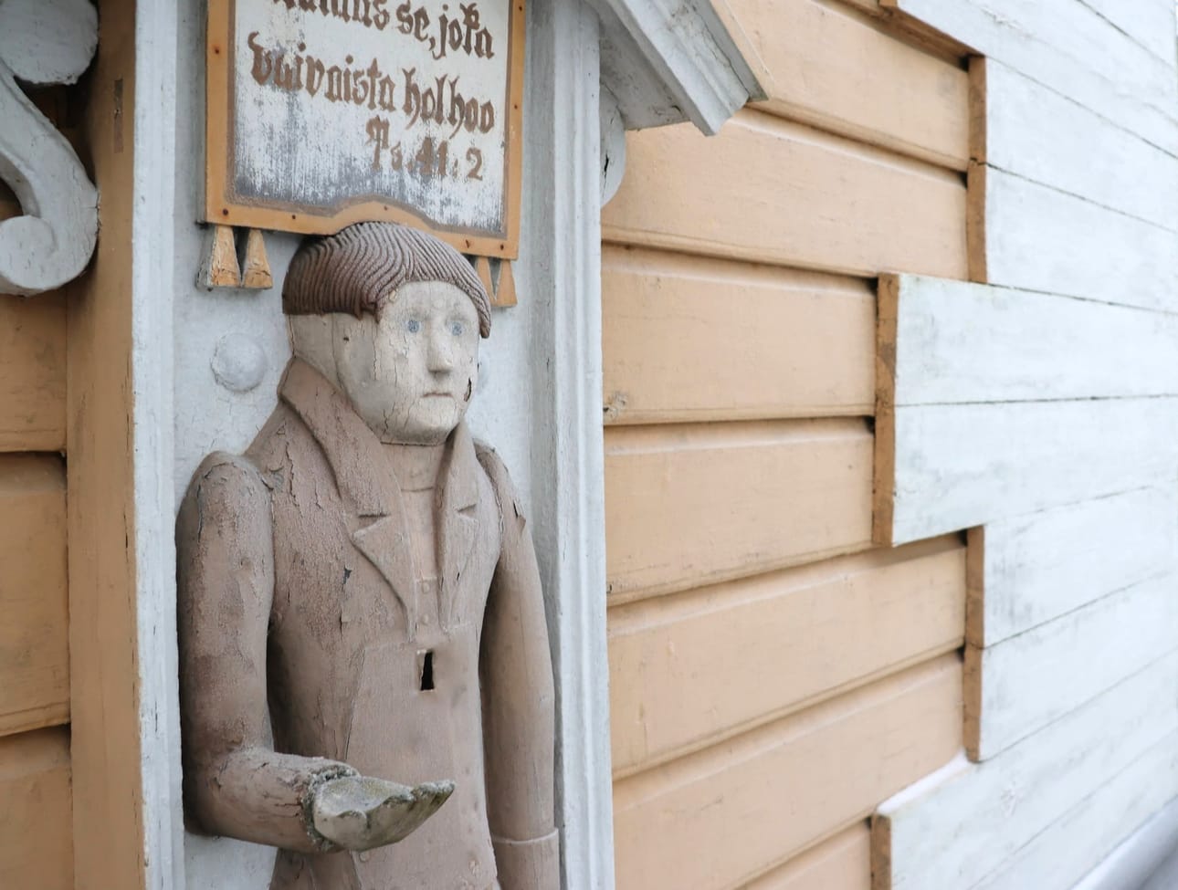 Isojoen seurakuntamestarin paikka kiinnosti kahtakymmentä hakijaa. Vaivaisukko seuraa kellotapulin seinällä Isojoen raitin touhuja. Arkistokuva.