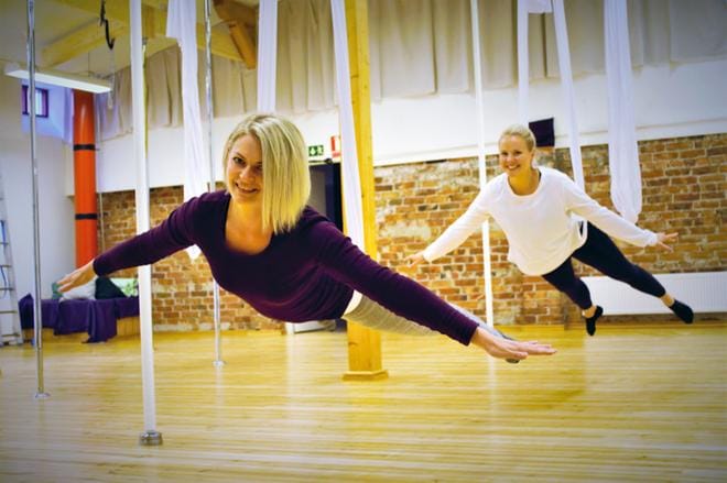 Tina Westerlund ja Ida Berg sekä heidän oppilaansa johdattavat ihmiset Taiteiden yönä tankotanssin maailmaan. Kuva: Janina Hietamäki