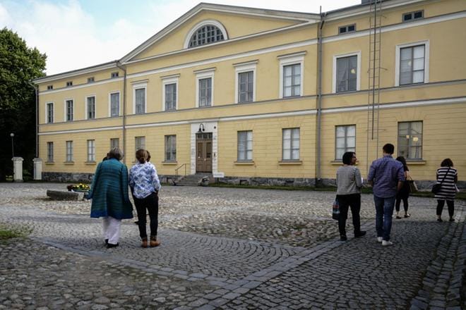 Vanhan Vaasan sairaala on kuopiolaisen Niuvanniemen sairaalan ohella valtion mielisairaala, joissa hoidetaan ensisijaisesti kriminaalipotilaita. Arkistokuvassa sairaalaan saapuu kutsuvieraita. ARKISTOKUVA: SAMPPA TOIVONEN