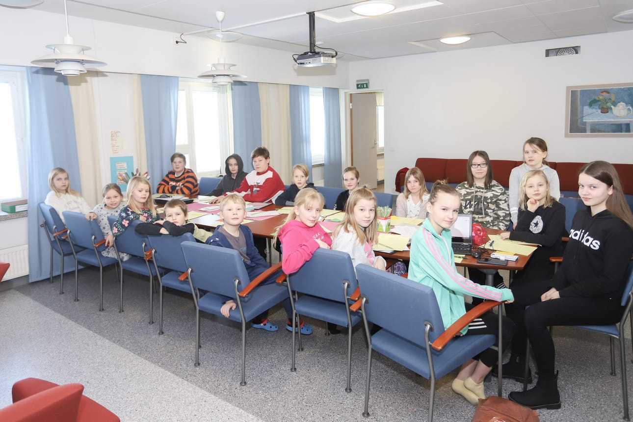 Juho Oksan koulun oppilaskunnan hallitus koolla.