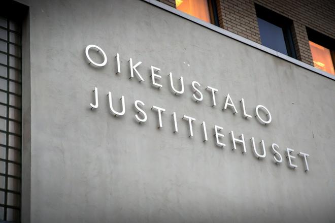 Työntekijä käytti kiellettyä menetelmää sorvia huoltaessaan – Käsi vääntyi telan ympärille