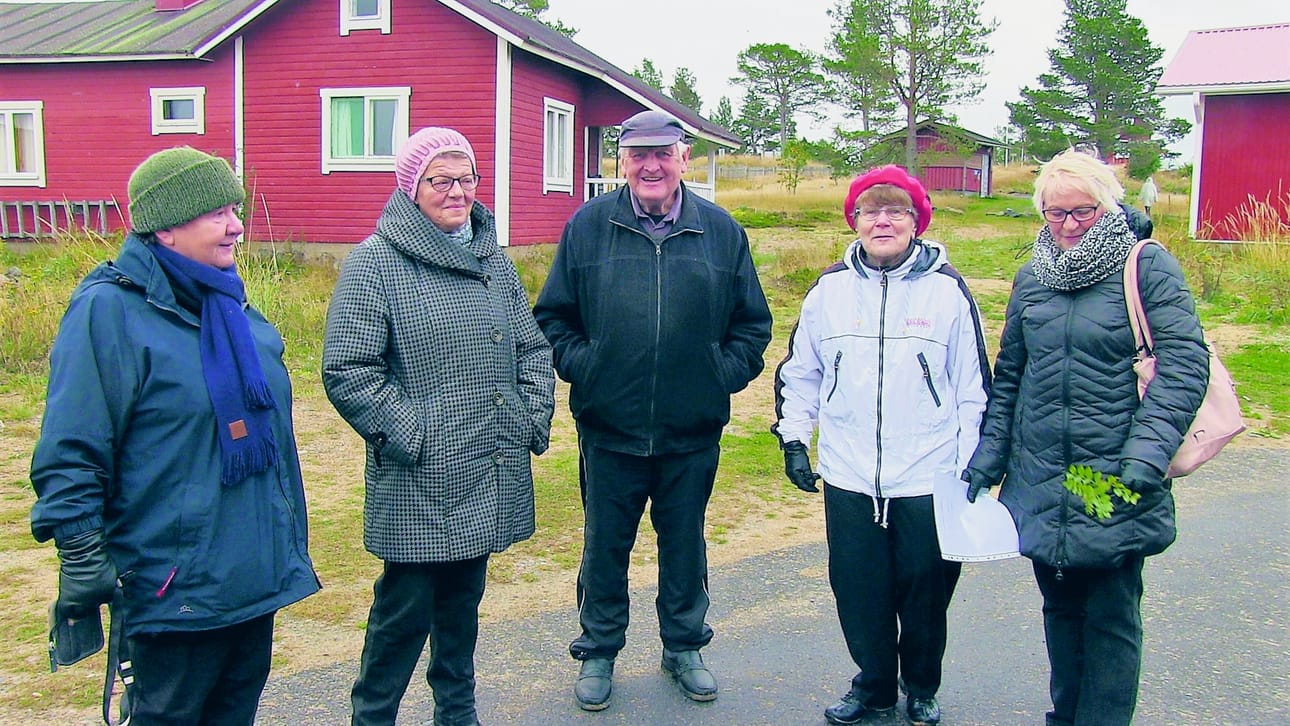 Luontopolkuryhmäläisiä: vasemmalta Irja Jefremoff Ivalosta, Anneli Alatalo Kemistä, Erkki Alatalo Kemistä, Eila Äijälä Vihannista ja Heljä Rahikkala Kempeleestä.