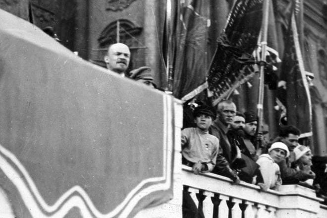 Venäjän väliaikaisen hallituksen päätös sallia poliittisten maanpakolaisten paluu mahdollisti Leninin pääsyn Venäjälle keväällä 1917. Se oli yksi ratkaiseva tekijä lokakuun vallankumouksen taustalla. Kuvassa Lenin pitää puhetta Petrogradissa eli Pietarissa. Kuva on päivätty huhtikuun 17:nnelle eli Leninin paluun jälkeiselle päivälle. KUVA: AOP