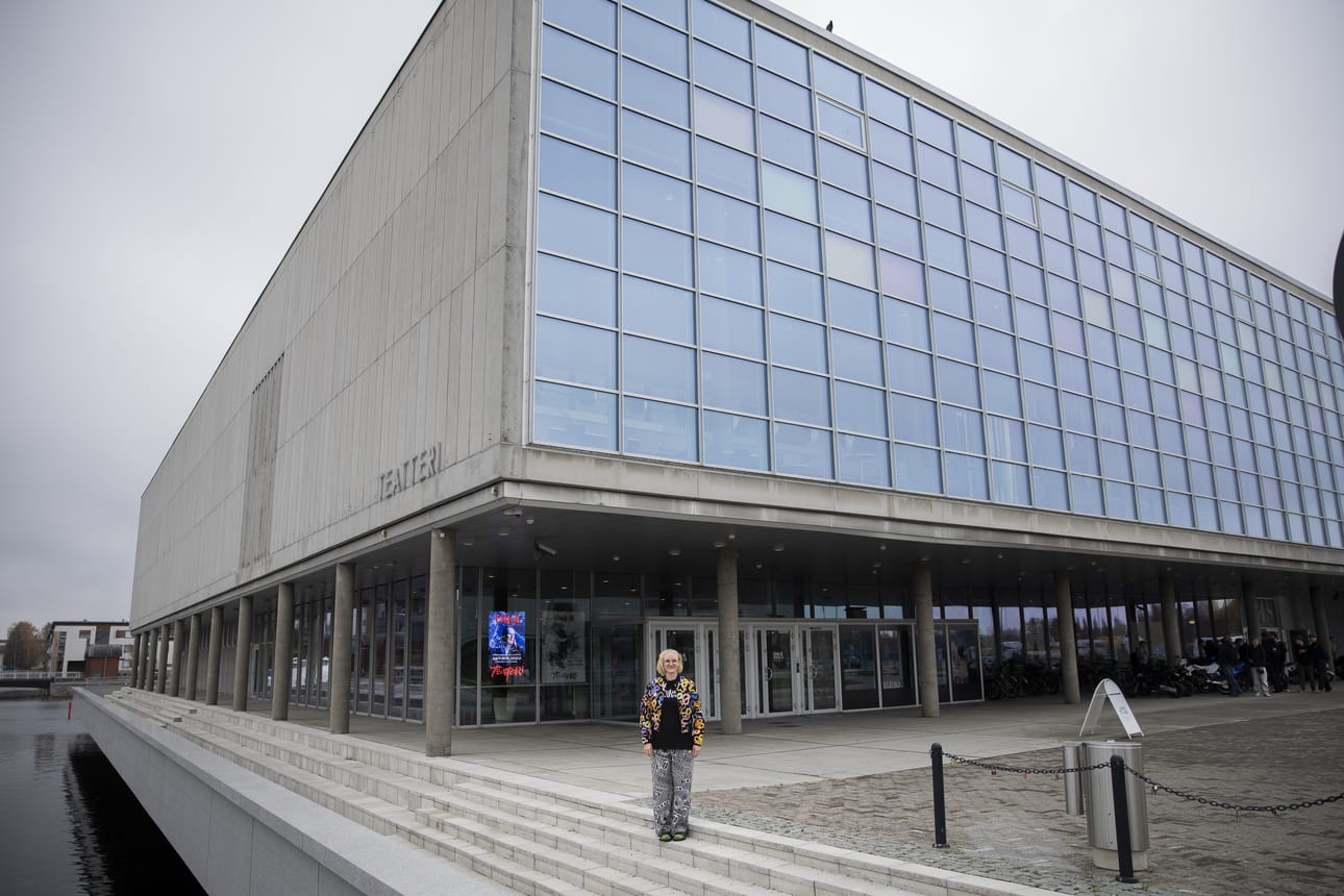 Oulun kaupunginteatterin talossa piti vanhan periaatepäätöksen mukaan tuottaa oma ooppera joka vuosi. Tavoite osoittautui mahdottomaksi teatterin taiteellisen johtajan Alma Lehmuskallion mukaan muun muassa siksi, että teatterin rahoitusta on kiristetty vuodesta 2017 lähtien.