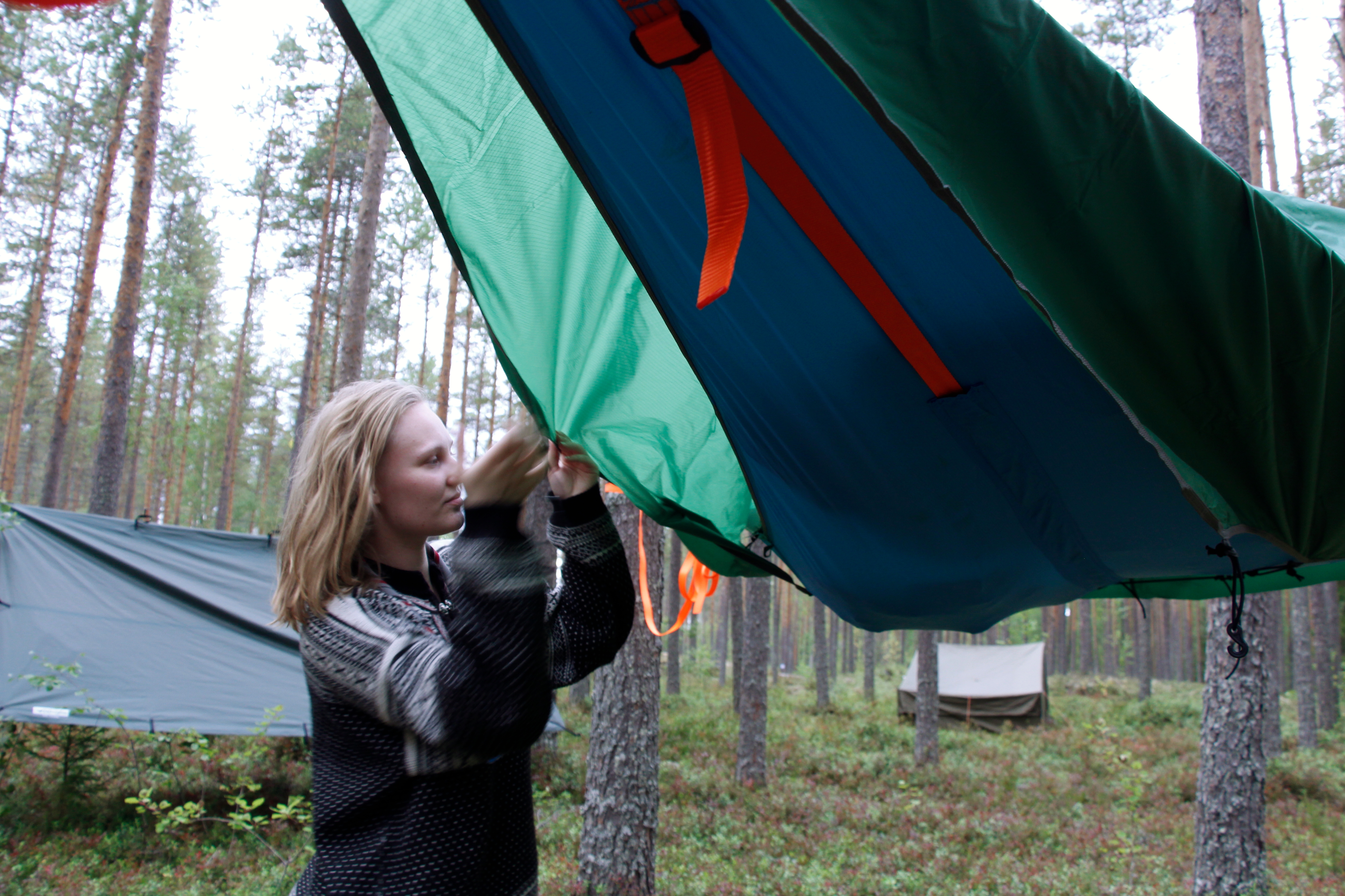 Sara Vuoti yöpyi tentsile-riippumajoitteessa. 