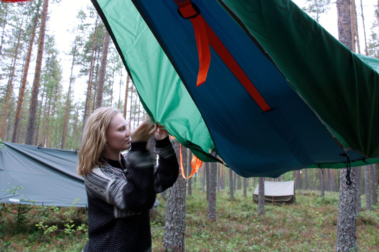 Sara Vuoti yöpyi tentsile-riippumajoitteessa.