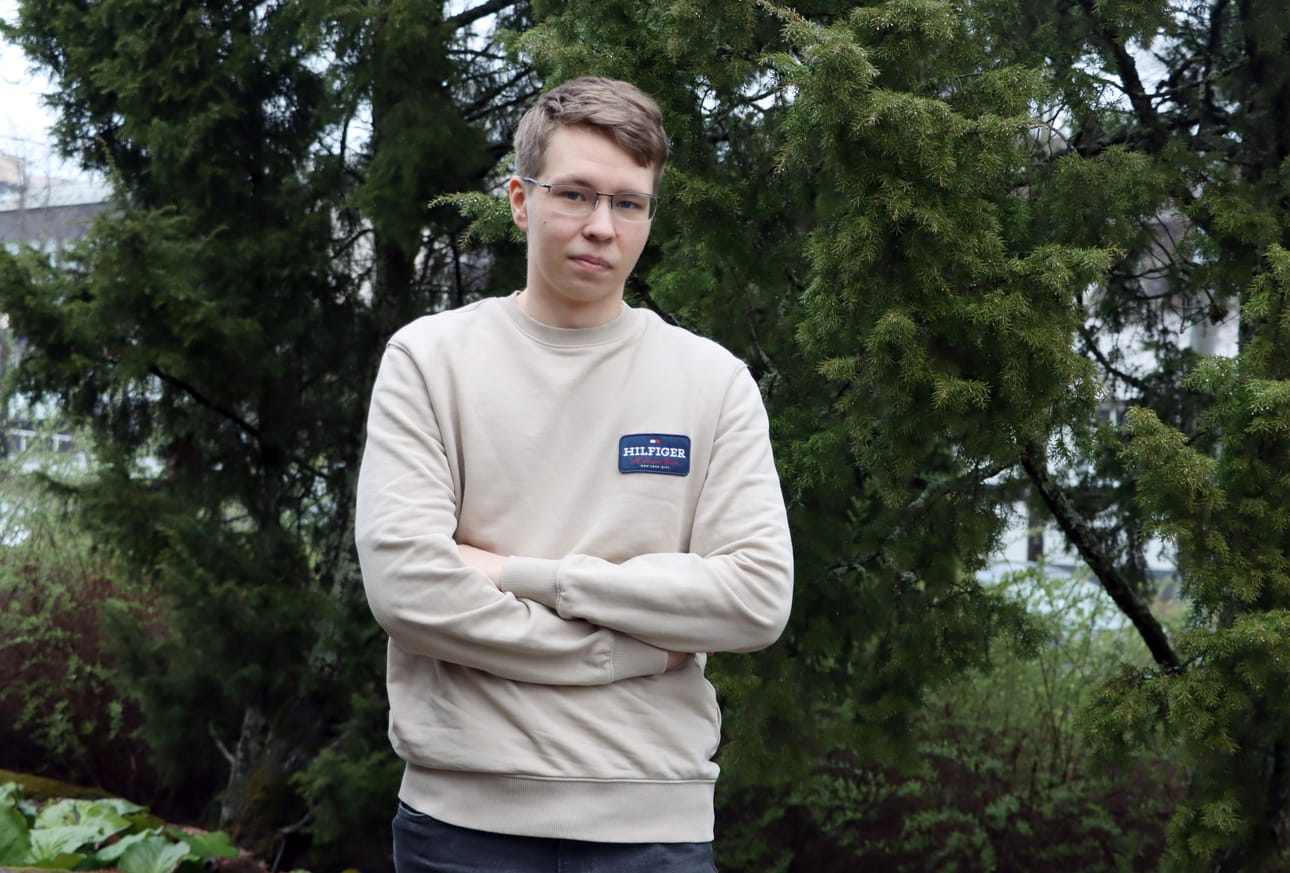 Jimi Hakolaa ei harmita, vaikka yksi ylioppilaskokeiden arvosanoista jäi parin pisteen päähän huipputuloksesta.