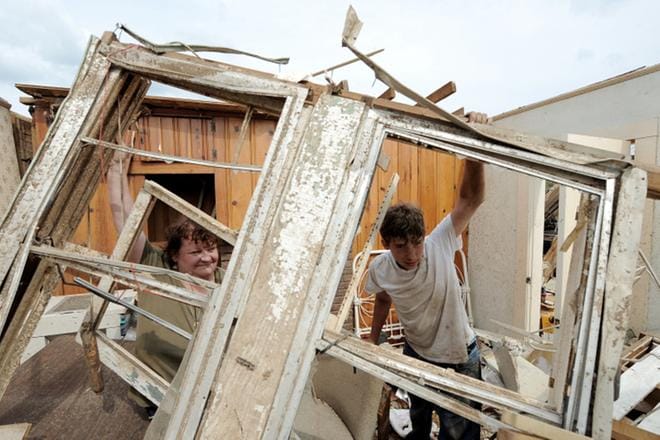 Tornadot ovat raivonneet Alabamassa ennenkin. Toukokuussa vuonna 2011 tornado tuhosi Anne Schetzlenin (vas.) isän kodin Tuscaloosassa. Kuvassa myös Luke Simon. KUVA: JUSTIN LANE