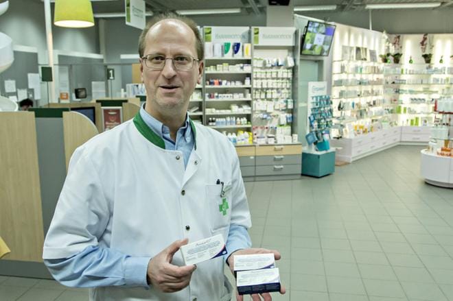 Forssan Keskusapteekin apteekkari Antti Puustisen mukaan keuhkokuumerokotteita riittää, mutta influenssarokotteet loppuivat jo tammikuun alussa. Suurin myyntipiikki oli ennen joulua. KUVA: TAPIO TUOMELA