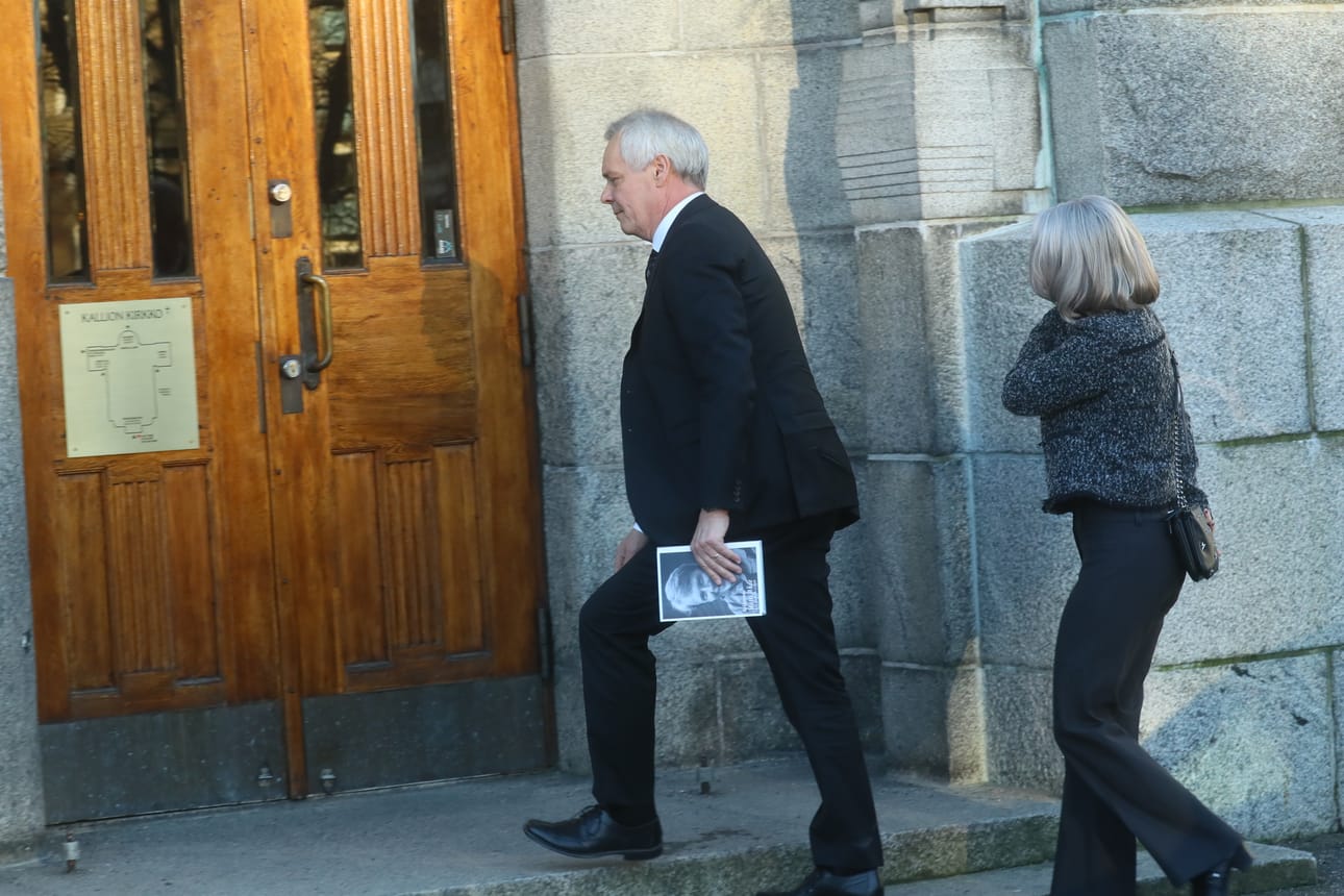 Myös entinen pääministeri Antti Rinne saapui Kallion kirkkoon.