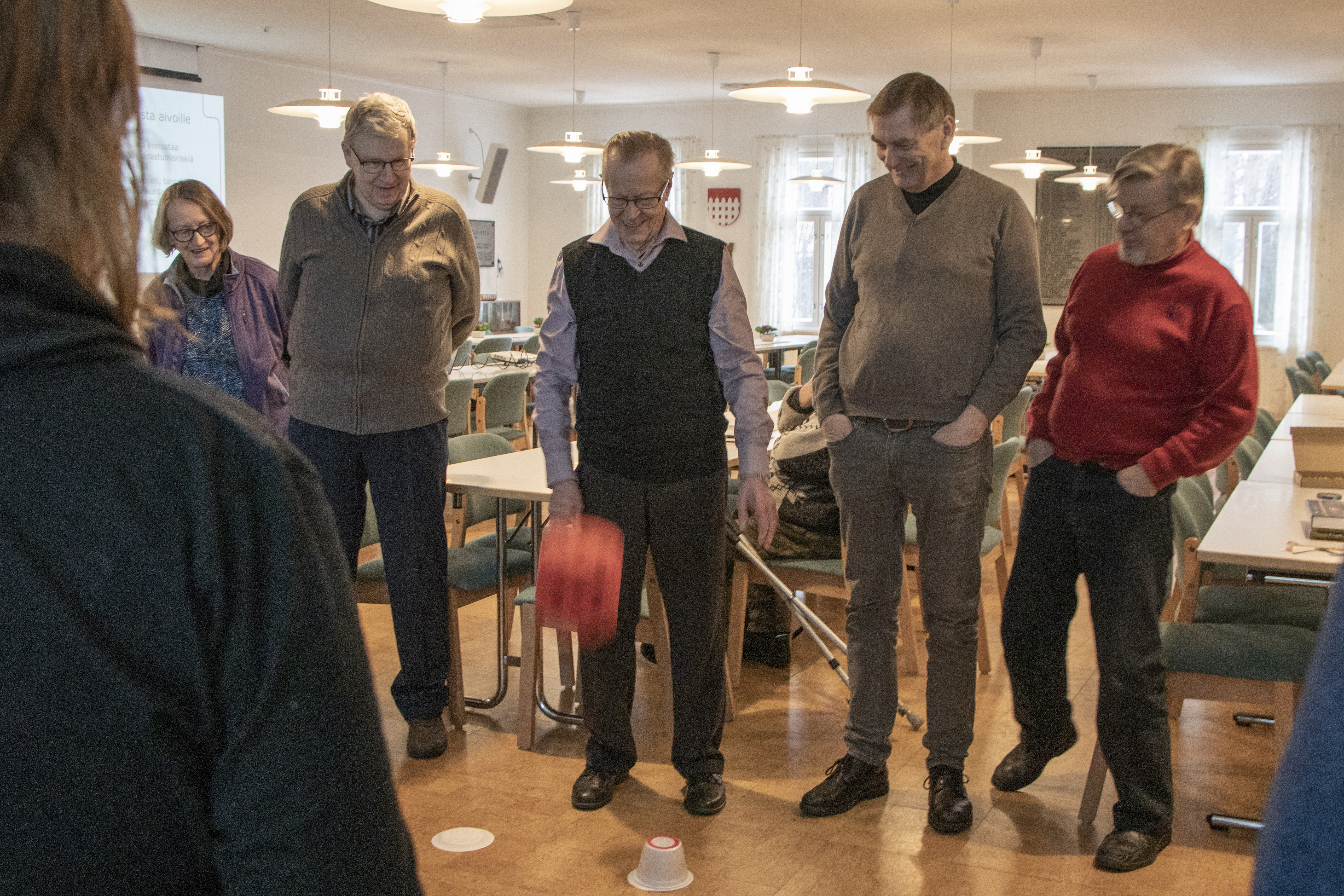 Pyhännän aivohoitolassa oli sijansa myös pelaamisella. Urho Ahonpää ja Markku Tuuli jännäävät, miten vieruskaveri Mauri Lamusuon heitto edistää peliä.