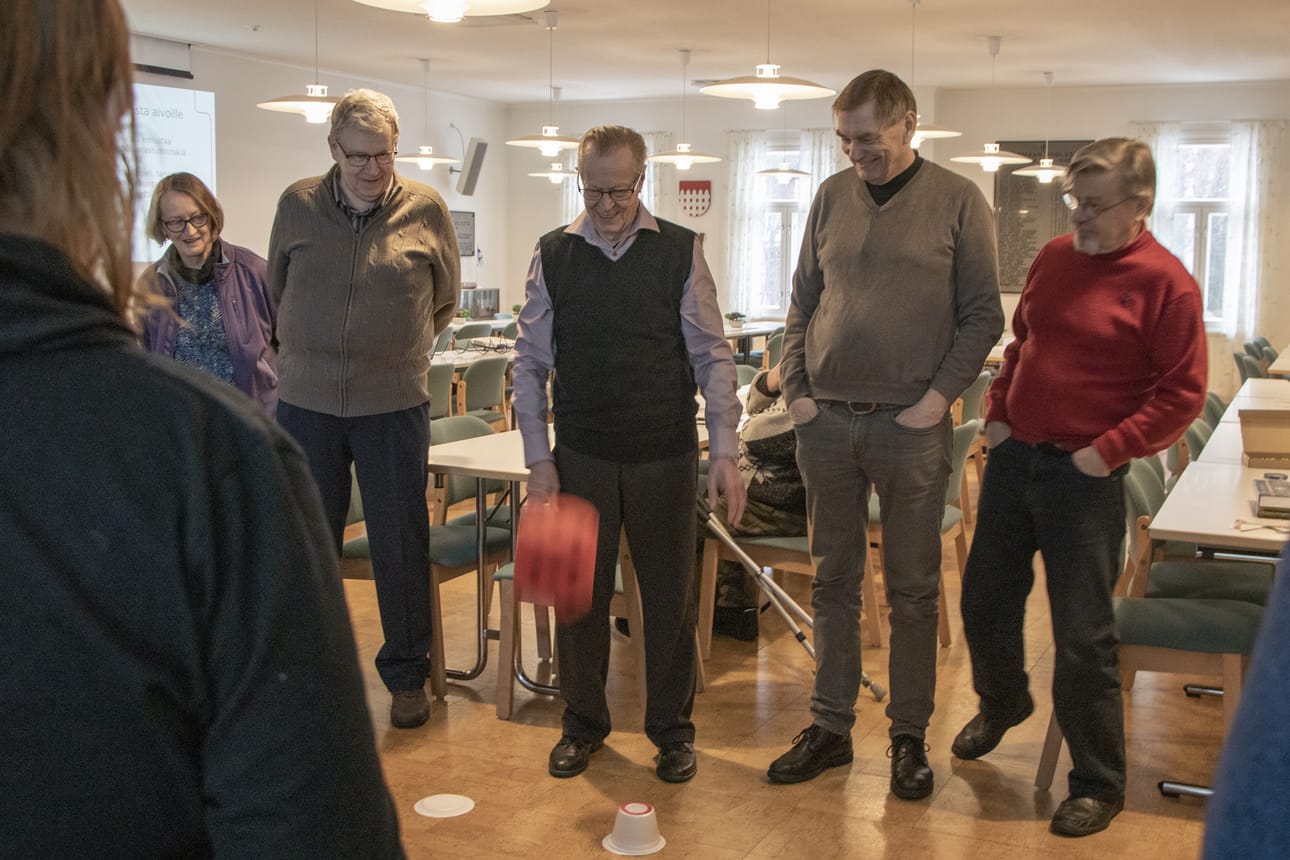 Pyhännän aivohoitolassa oli sijansa myös pelaamisella. Urho Ahonpää ja Markku Tuuli jännäävät, miten vieruskaveri Mauri Lamusuon heitto edistää peliä.