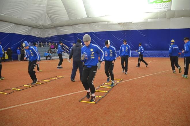 Pallohallin yleisöharjoituksissa etualalla vas. Joona Peltokangas, oik. Jami Lassila takanaan Kasper Mäkelä. KUVA: MARKKU TURPELA