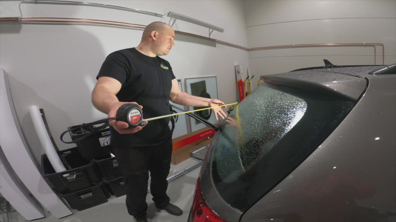 Jaakko Lappalainen tummentaa autonlasia Tummennuspajalla