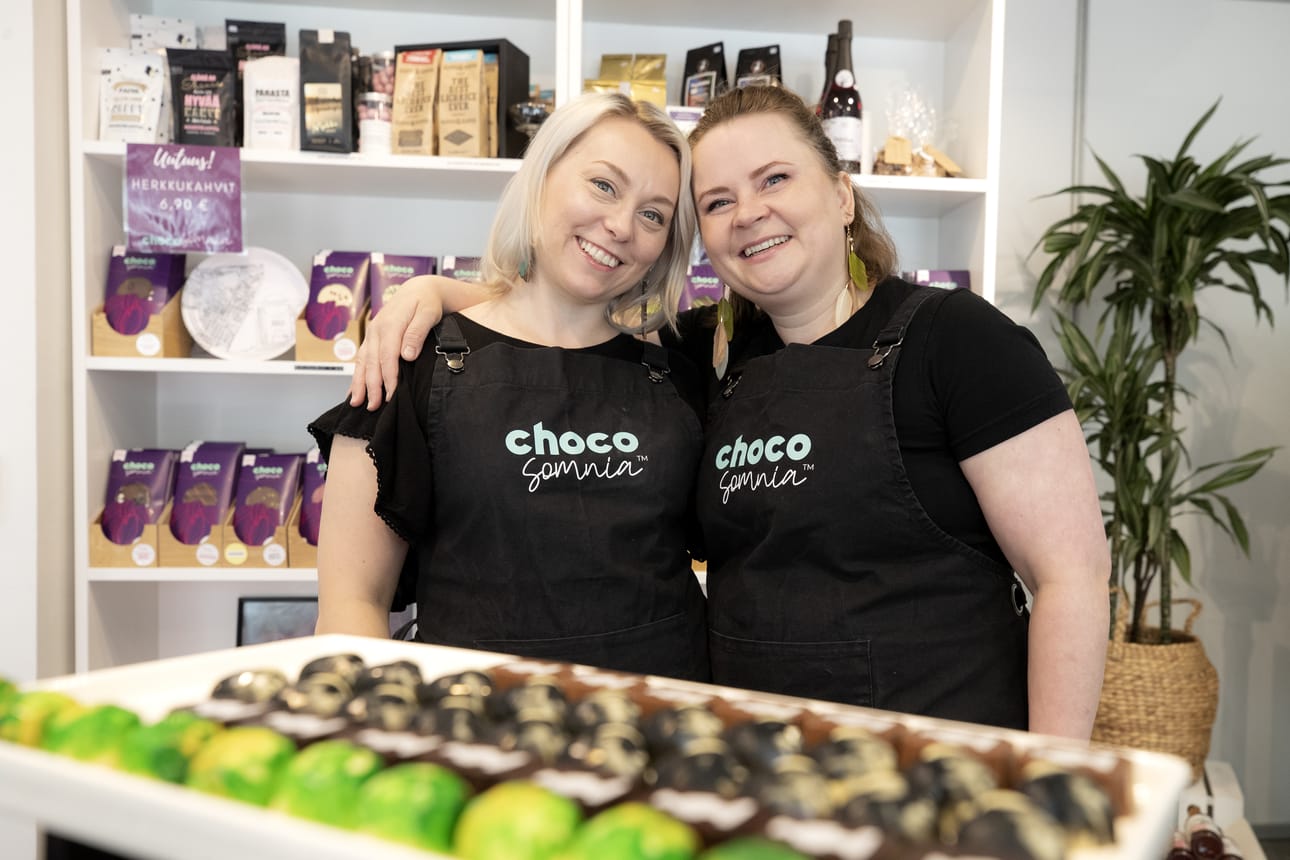 Chocosomnian myynti- ja markkinointipäällikkö Jenna Antinmaa (vasemmalla) valittiin vuoden positiivisimmaksi oululaiseksi. Oikealla Chocosomnian suklaamestari Riikka Ojanen. Arkistokuva.