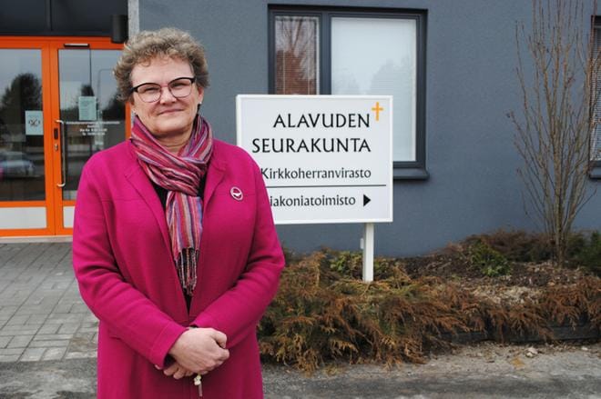 Kuortanelainen diakoni-sosionomi Päivi Penttilä toimii diakoniatyöntekijä Mirjami Majurin sijaisena näillä näkymin ensi vuoden puolelle asti. KUVA: EEVA-LIISA KULJU