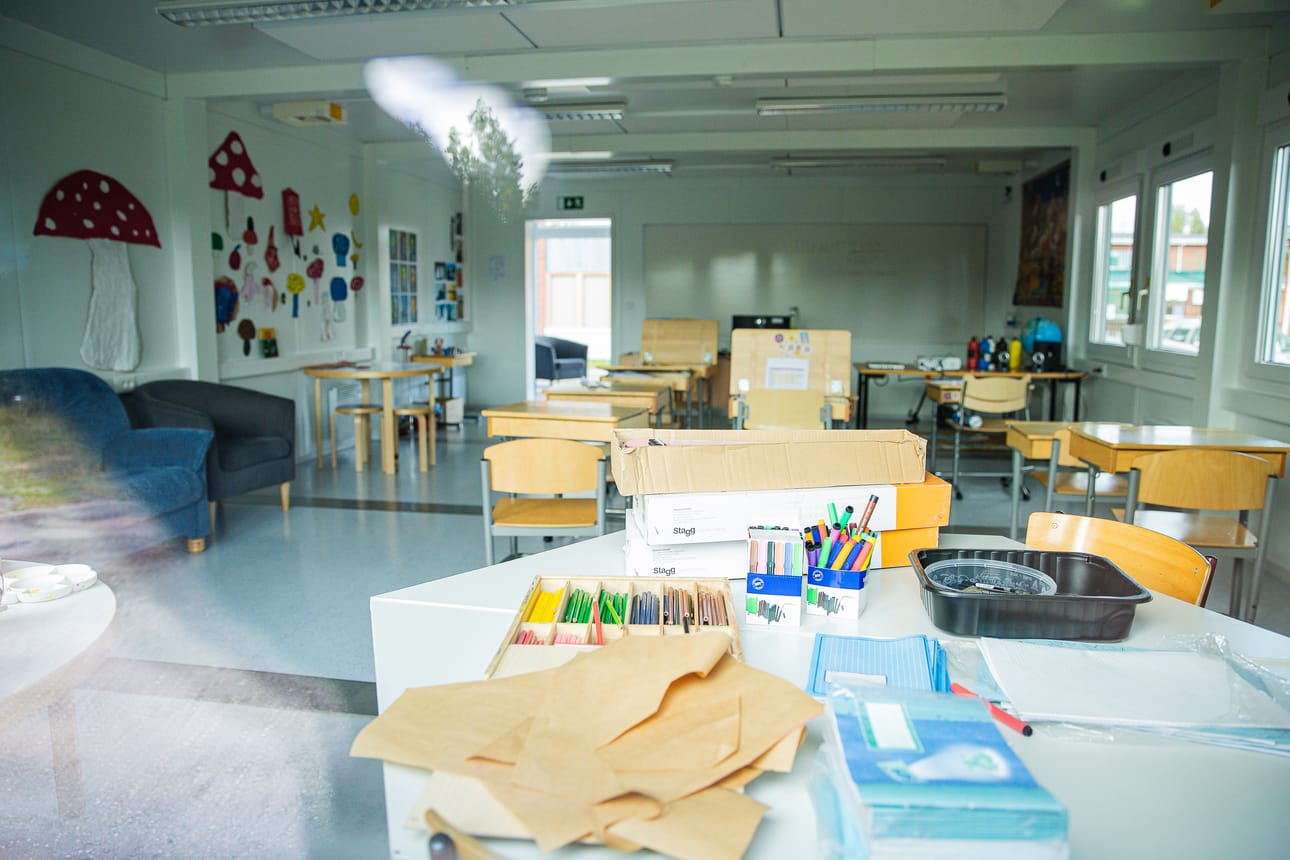 Koronapandemian puhjettua oli järkyttävää huomata, miten vähättelevästi koulunkäynninohjaajien työhön suhtauduttiin. Monin paikoin ohjaajat lomautettiin, vaikka tuen tarve päinvastoin kasvoi, kirjoittaa Marika Keränen.