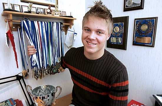 Mikael Granlundin kotona hänen omassa huoneessaan on hylly, jossa on kymmenittäin mitaleita. "En edes tiedä, mistä kaikki ovat", monipuolinen urheilija hymyilee.
