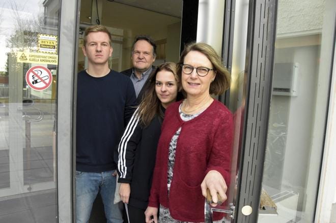 Gunnevi Kiiskinen, Aino Hjerp, Hannu Sulkakoski ja Zacke Åsmus tuntisivat olonsa turvallisemmaksi, mikäli lukion ovet olisivat lukossa myös päivisin. KUVA: PENTTI HÖRI