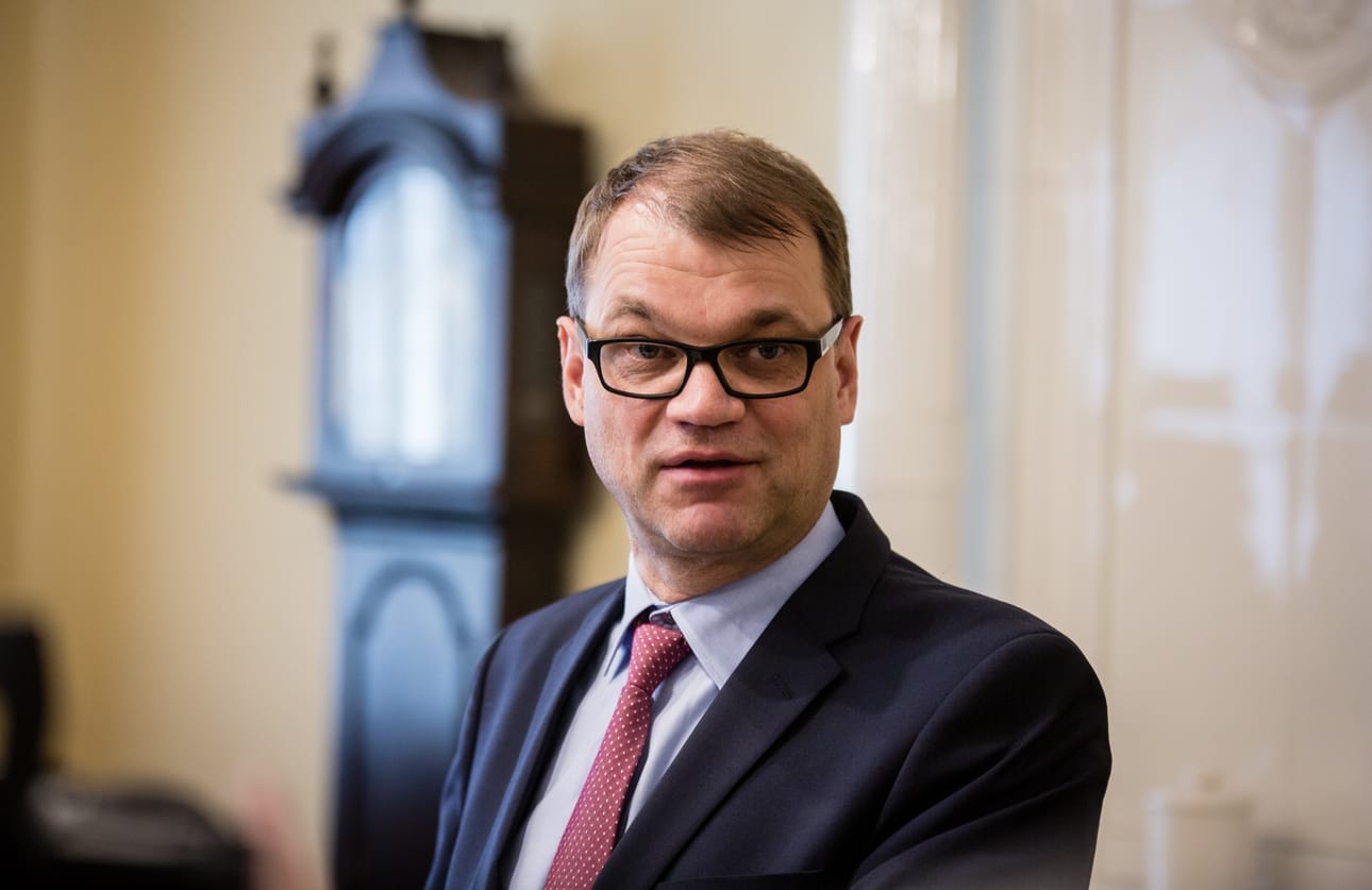 Pääministeri Juha Sipilä (kesk.) keskustelee maanantaina kokoomuksen uuden puheenjohtajan Petteri Orpon kanssa.