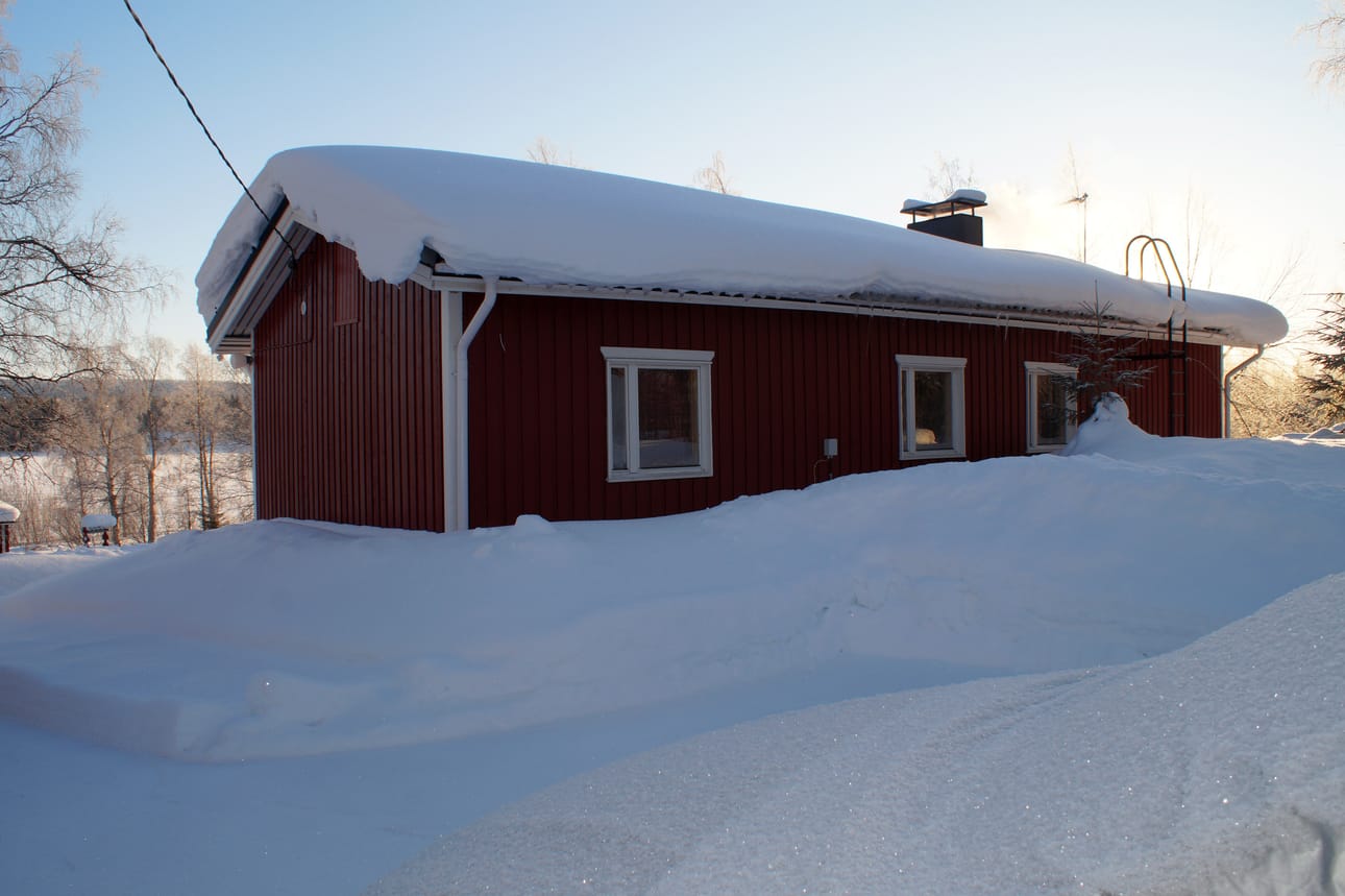 Tästä mökistä ei vähin kummin vakituista asuntoa saa, on Kari Jääskeläinen saanut huomata.