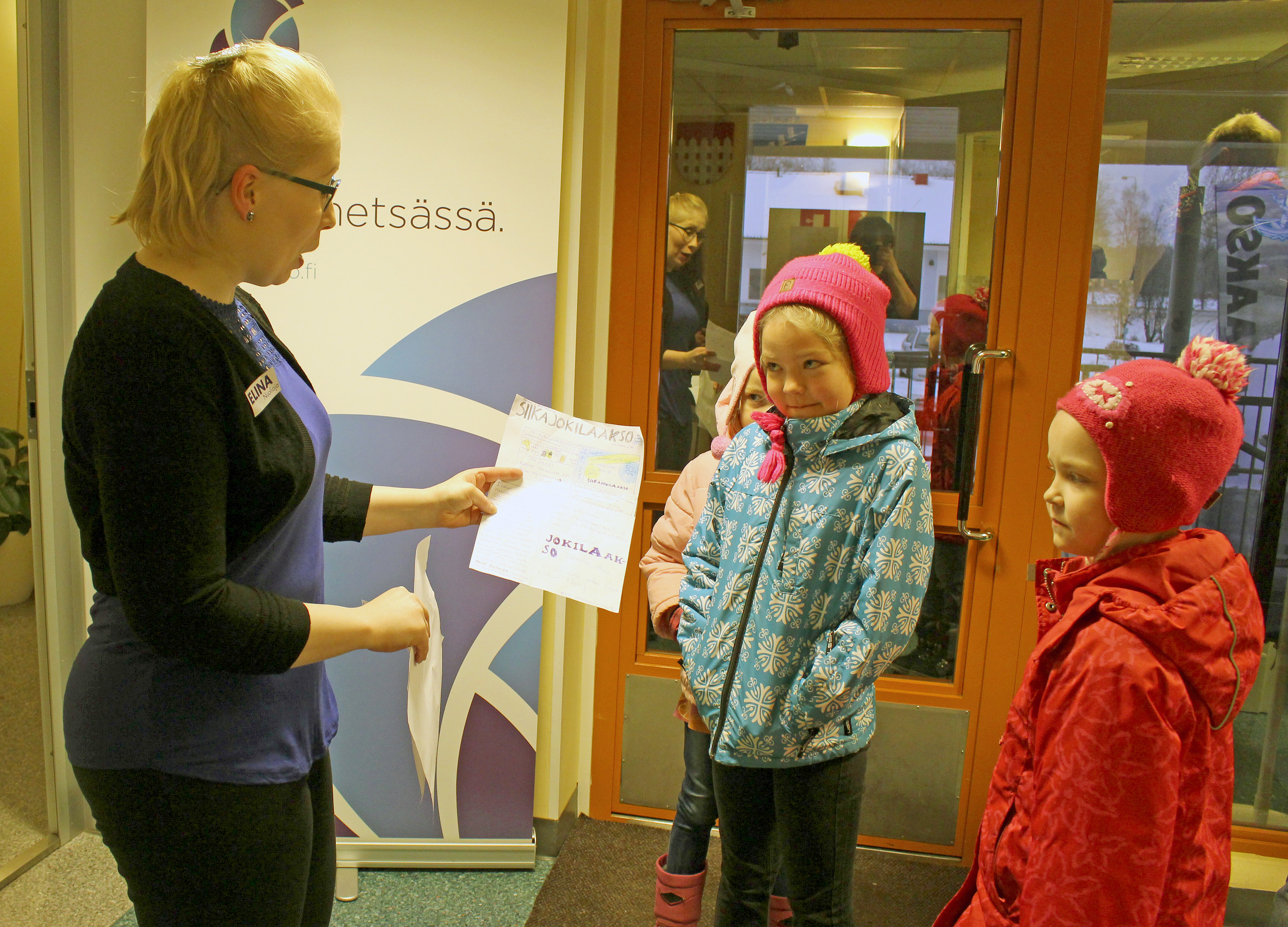 Etusivu uusiksi! Hilta Jylhänkangas toi Elina Nuoliojalle kuvauksensa Siikajokilaakson etusivusta.