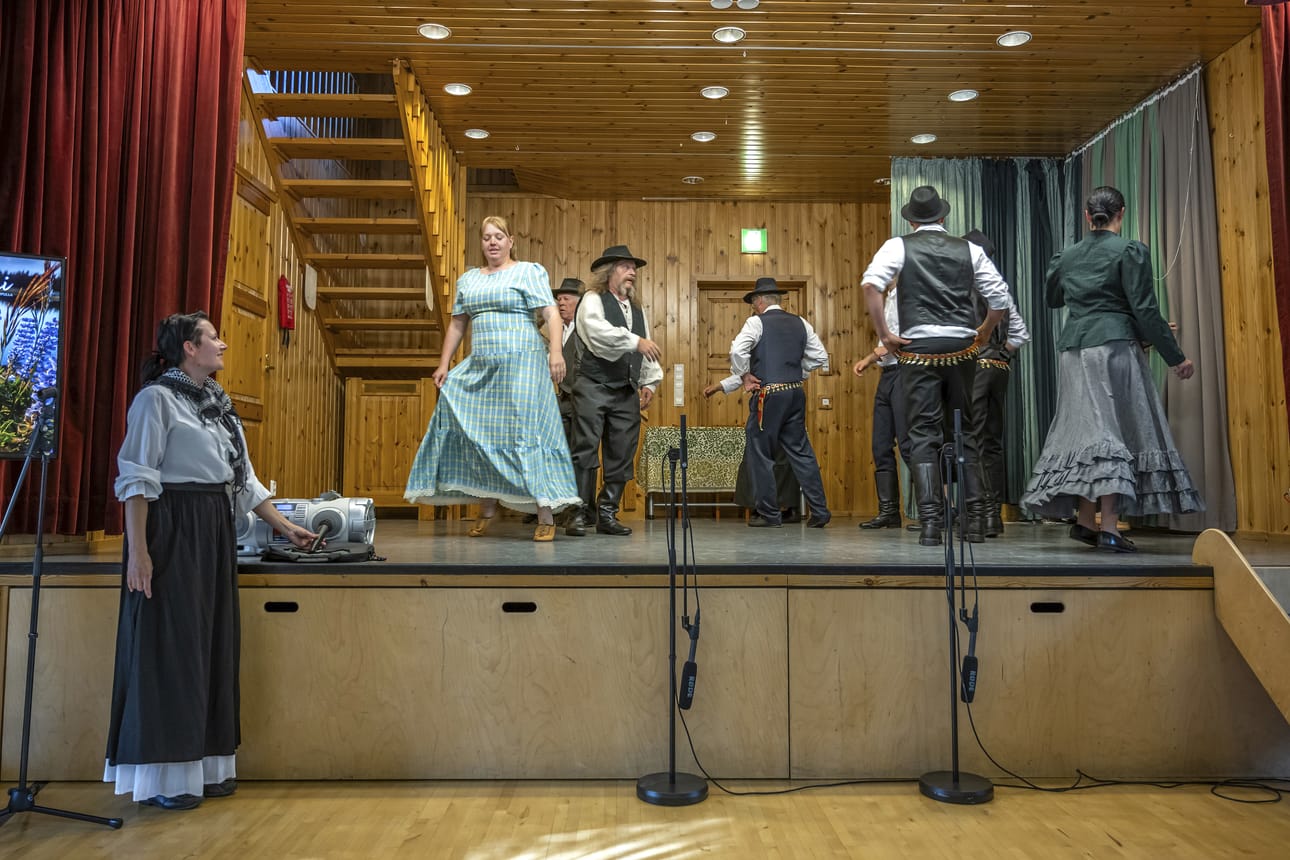 Tiina Väliaho ohjasi kruunuhäätanssijoiden esitystä kesäsoinilaisten illassa.