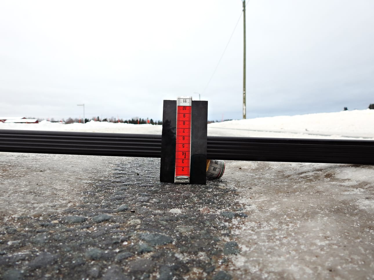 Oulujoen pohjoispuolisella tiellä Muhoksella on maanantaina monin paikoin usean sentin polanneurat.