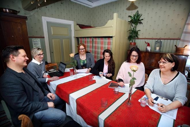 Erikooset Emännät kokoontui jälleen maanantaina Itämäen talolla. Kuvassa Kimmo Kulmala (vas.) ja Sanna Jyllilä Seamkista sekä yrittäjät Jenni Kaustinen, Arja Vekola, Marjo-Riitta Lyyluoma ja Kaisa Loppi. KUVA: JOUKO HÄNNINEN