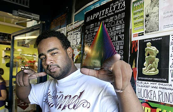 Elektronisen musiikin kehittäjä ja pitkän linja dj The Ruckazoid, eli Ricci Rucker heittää tänään livekeikan Happiteltassa.