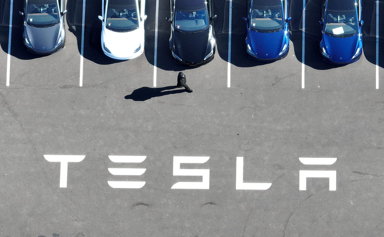 Tesla sanoo autotoimitusten määrän kasvaneen edellisen vuosineljänneksen aikana. LEHTIKUVA/AFP
