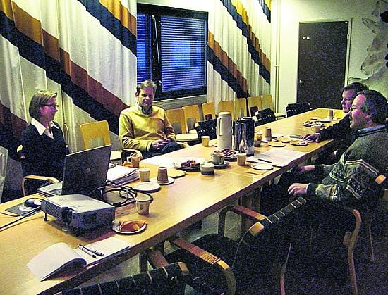 Perunan puolesta. MTT:n Ruukin tutkimusaseman vanhempi tutkija Elina Virtanen ja johtaja Erkki Joki-Tokola, professori Jari Valkonen ja Maaseutukeskuksen johtaja Vesa Nuolioja katsovat lisärahoituksen avaavan perunatutkimukselle uusia mahdollisuuksia.