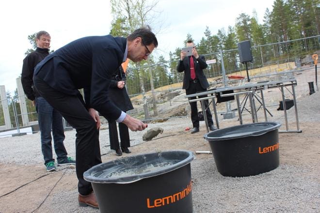 Pandatalon peruskiven muuraustilaisuuden aika oli tiistaina. Muun muassa Ähtärin Eläinpuisto Oy:n toimitusjohtaja Juhani Haapaniemi osallistui muuraamiseen, ja vuoronsa oli myös eläinpuistoyhtiön hallituksen puheenjohtaja Risto Harjulla (vasemmalla). KUVAT: REIJO HEIKKILÄ