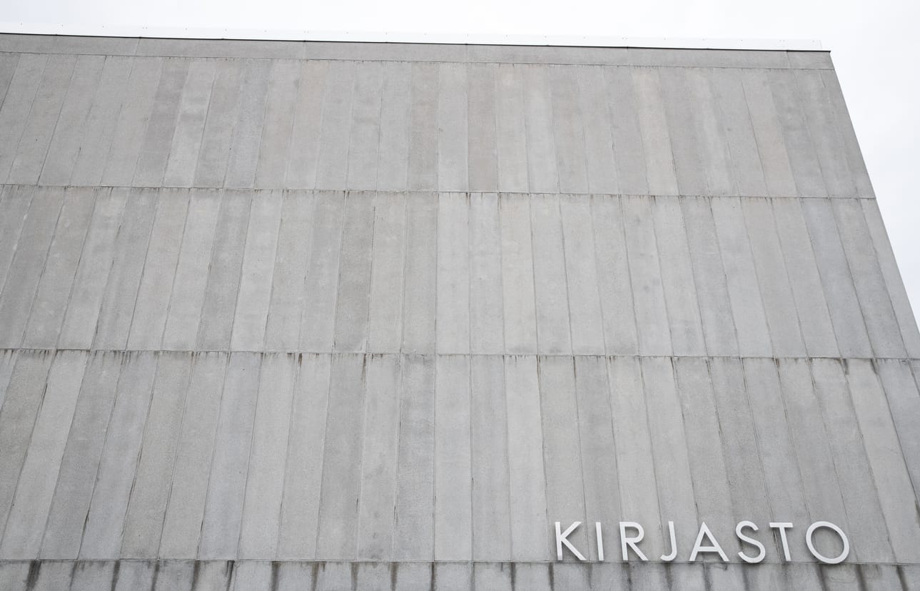 Pääkirjaston äänestysjonossa ollut oululaisnainen kummastelee, ettei mitään ennakkovaroitusta sulkemisesta annettu. Arkistokuva.